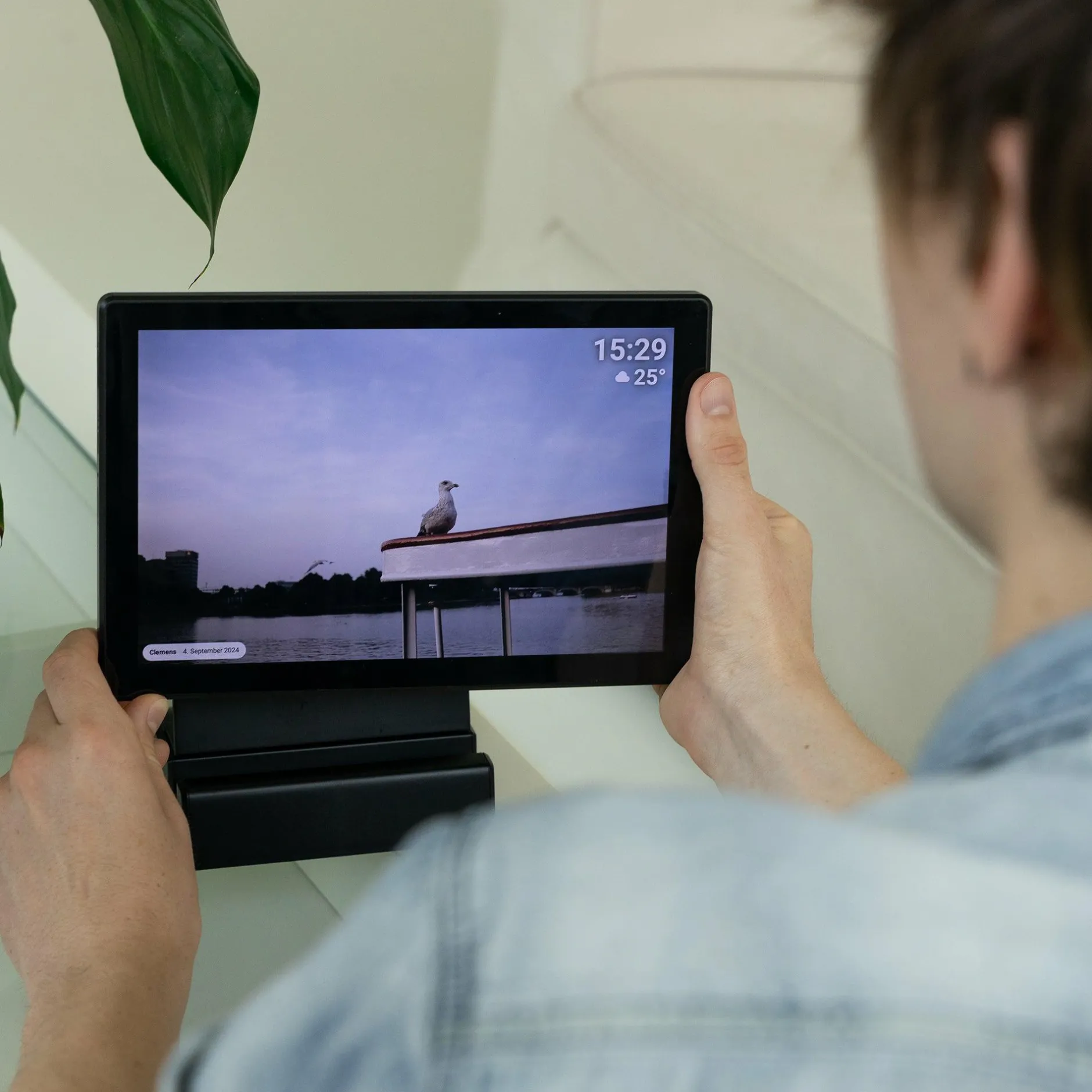 Rollei Digitale Bilderrahmen-Smarter Bilderrahmen | 10" Diagonale | Wifi | Frameo App | Modell 106 Portable